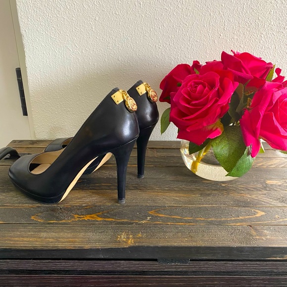 Michael Kors peep-toe “Josie Peep” w/Mk gold lock detail on back. (Size 6M).🌹 - Picture 3 of 16